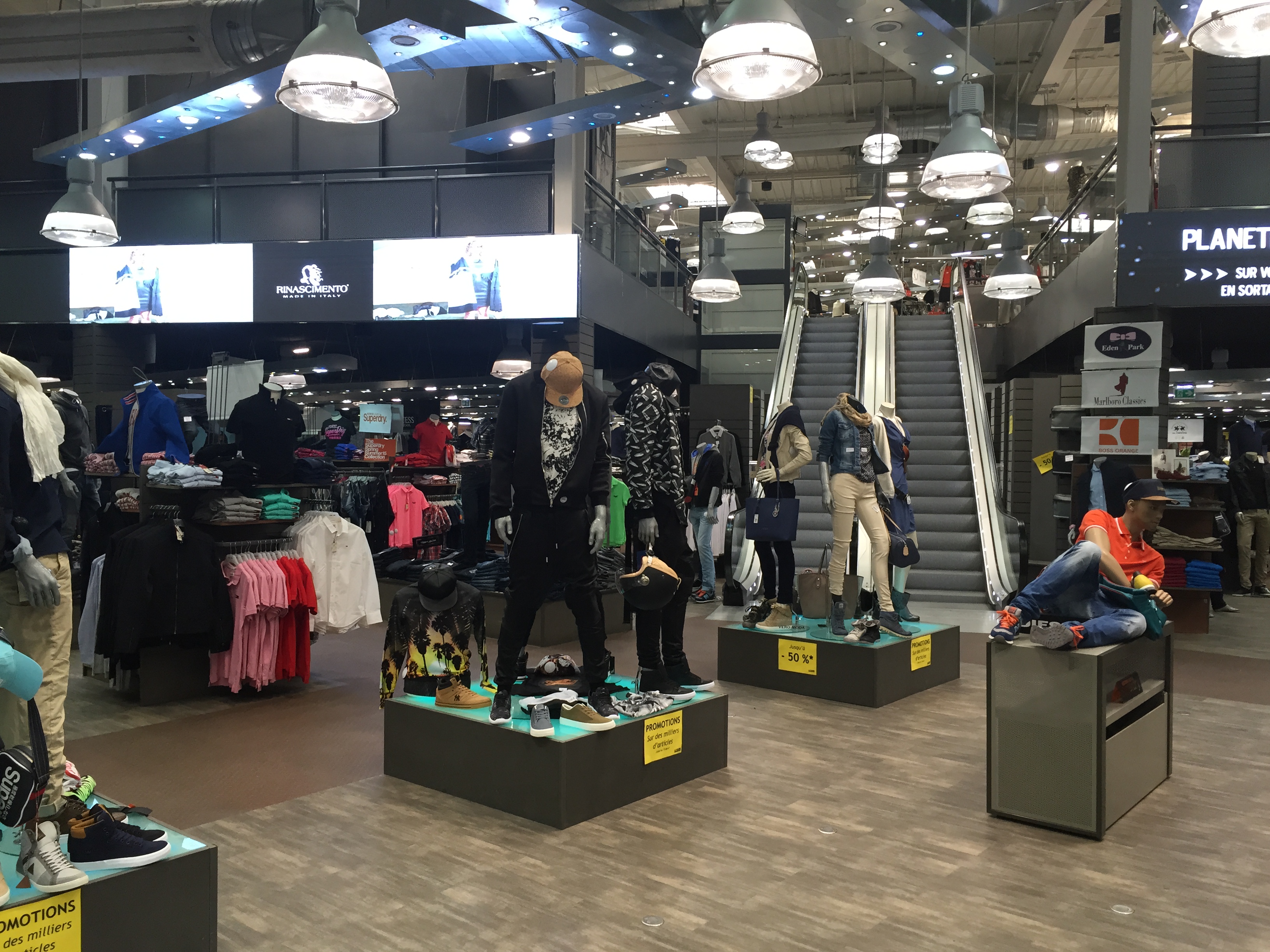Un corner Gstar est présent dans le magasin PLANETE MODE à Lyon